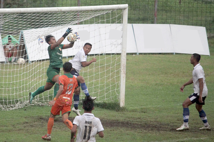 BELUM JELAS: Pemain Persiku berusaha membobol gawang PSRI Rembang saat berlaga di kompetisi Liga 3 Jawa Tengah musim lalu.