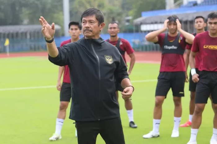 Indra Sjafri saat memberikan instruksi kepada para pemainnya jelang menghadapi Uzbekistan di babak 16 besar Asian Games 2022, Kamis (28/9).