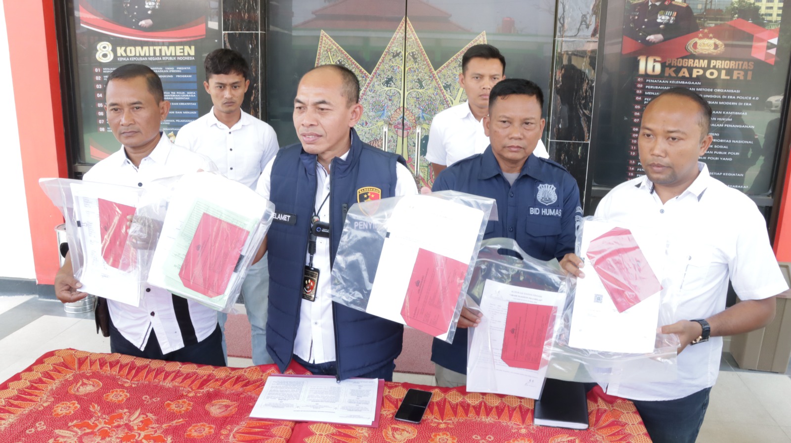 UNGKAP: Kasatreskrim Polres Blora AKP Selamet (tengah) saat menunjukkan barang bukti di Mapolres Blora baru-baru ini.