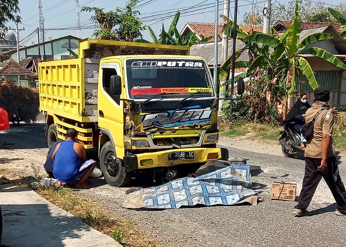 MENINGGAL DI LOKASI: Tabrakan maut antara truk vs sepeda motor di depan Polsek Sumber memakan satu korban jiwa.