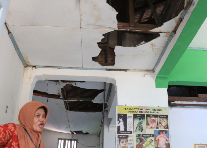 PLAFON JEBOL: Pengelola Sarpras SDN 5 Jepang Siti Rochmah meninjau ruang UKS SD 5 Jepang, Mejobo, Kudus, yang mengalami kerusakan parah.