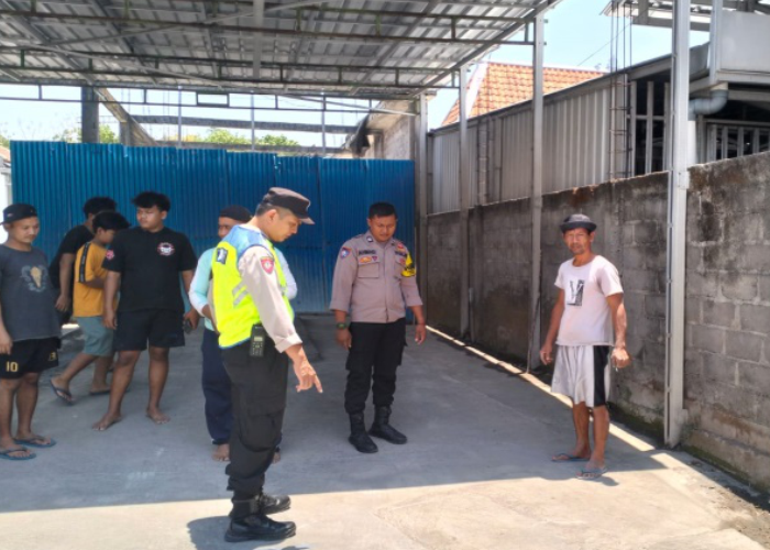 OLAH TKP: Anggota Polsek Toroh menunjukan lokasi warga Desa Kalipucang, Kecamatan Welahan, Jepara yang meninggal di sebelah cucian sepeda motor pada Kamis (28/9).