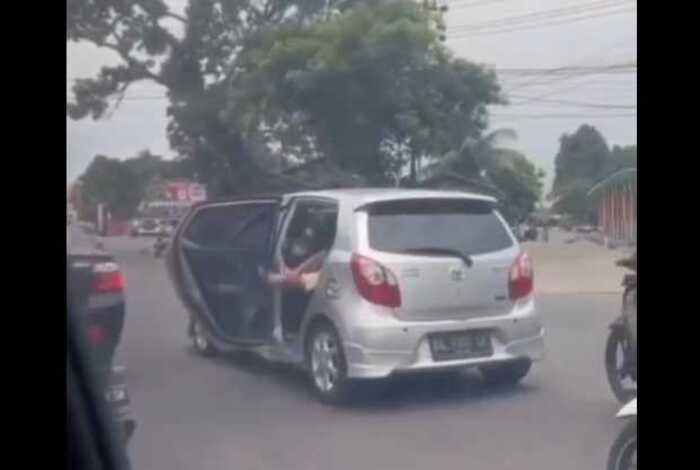 Tangkapan layar video wanita teriak minta tolong dari dalam mobil di Padang