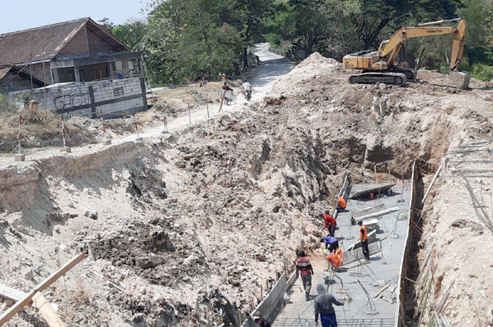 DIPERBAIKI: Kondisi jalan Sedadi-Lajer Kecamatan Penawangan saat dilakukan perbaikan.