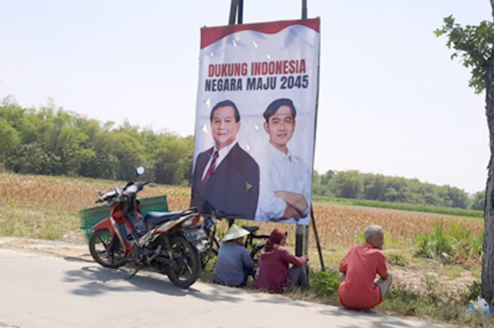 HEBOH: Baliho Prabowo dan Gibran terpasang di Jalan Raya Seso-Sayuran, Blora.