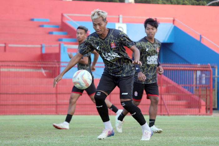 DIBENAHI: Para penggawa Persijap Jepara berlatih finishing touch di Stadion Gelora Bumi Kartini Jepara kemarin.