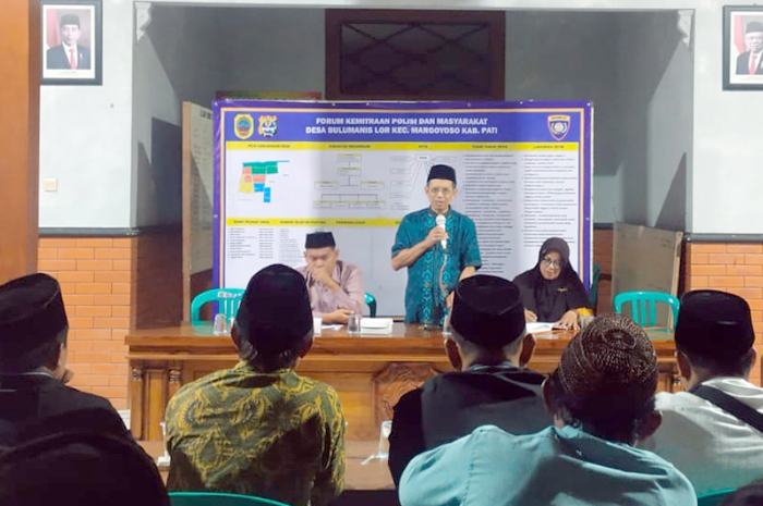 RAPAT: Pemkab membahas nasib kades Bulumanis Lor, Margoyoso, di Setda setempat belum lama ini.