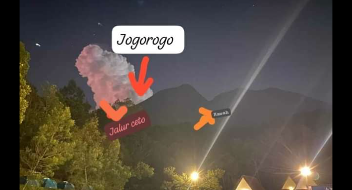 Tangkapan layar penampakan asap putih disertai Petir di Gunung Lawu