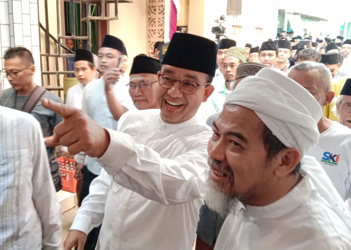 SOWAN KE SARANG: Calon Presiden Anies Baswedan bersama KH Najih Maimoen di kompleks Pondok Pesantren Al Anwar, Karangmangu, Sarang pada Minggu (1/10).