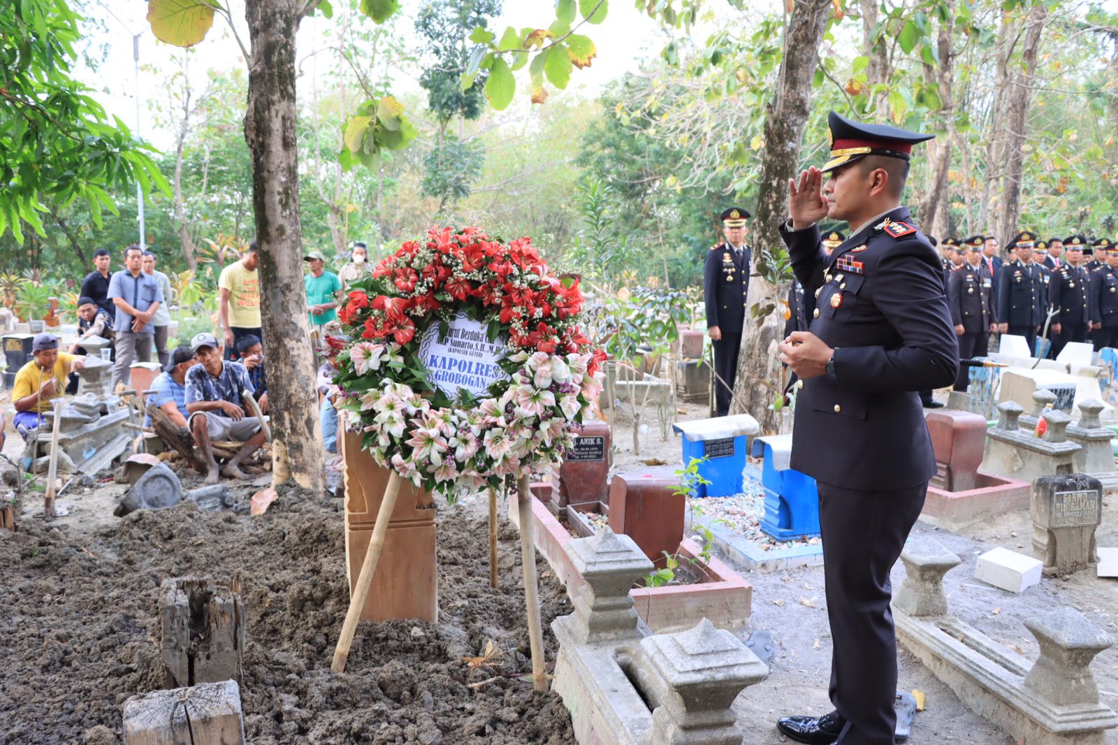 DUKA CITA: Kapolres Grobogan AKBP Dedy Anung Kurniawan memberikan penghormatan terakhir kepada almarhum AKP Sunarto Kapolsek Geyer di pemakaman Dusun Tempel, Desa Ngraji, Purwodadi, Minggu (1/10).