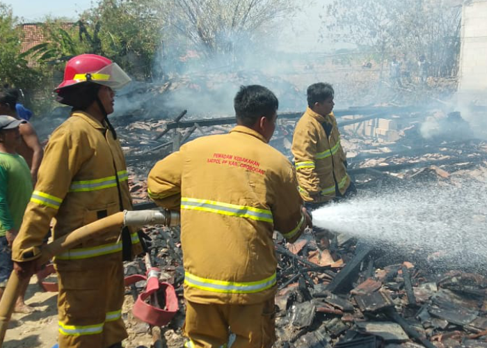 PADAMKAN: Petugas pemadam kebakaran memadamkan api di  rumah dan kandang kerbau milik Juwari, 69, warga Dusun Kauman, Desa Kluwan, Kecamatan Penawangan.