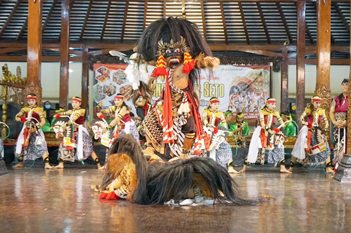 UJUK GIGI: Kesenian Barongan Blora dari Paguyuban Risang Guntur Seto tampil memukau di Anjungan Jawa Tengah, Taman Mini Indonesia Indah (TMII) Jakarta.