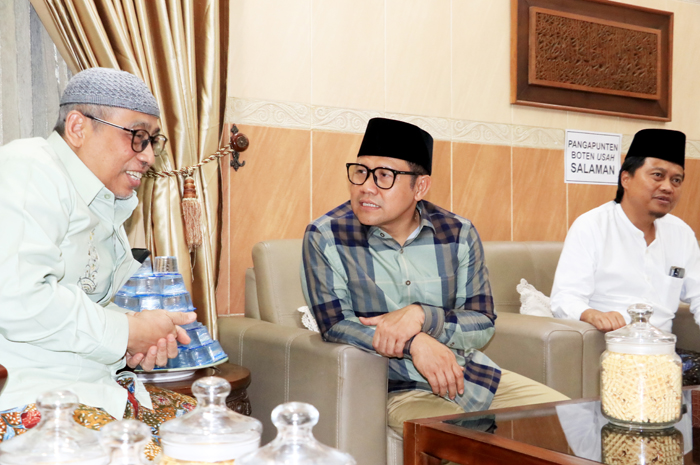 SOWAN KIAI KUDUS: Cak Imin (tengah) ditemani Ketua DPW PKB Jateng KH. Yusuf Chudlori (kanan) berbincang dengan KH. Ulil Albab, Senin (2/10).