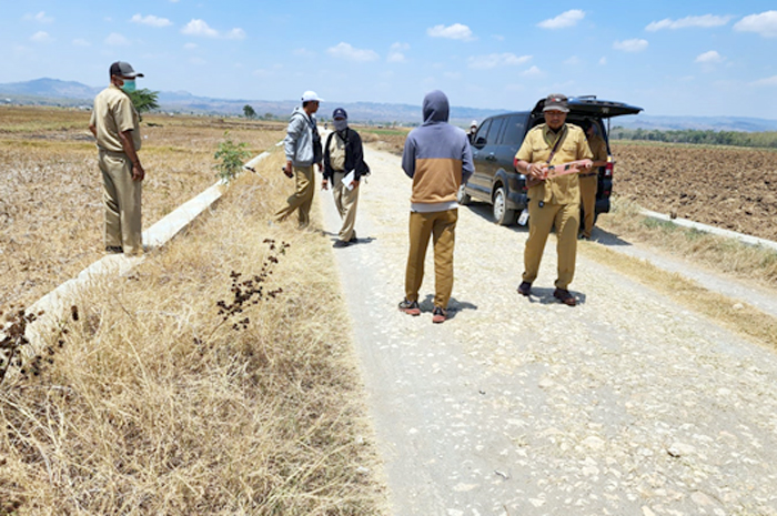 SURVEI: Pemkab Pati mensurvei jalan Desa Sukobubuk, Margorejo belum lama ini.