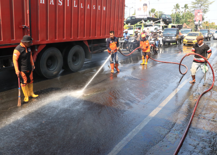 MAKAN KORBAN: Ceceran cairan yang diduga solar di sekitar Jalan Lingkar Timur membuat pengendara sepeda motor terjatuh.