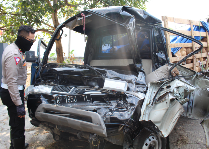 RINGSEK: Mobil Carry hitam mengangkut kelapa ringsek setelah terjadi tabrak depan belakang di Jalan Semarang-Purwodadi di Desa Ngeluk , Kecamatan Penawangan pada Selasa (3/10).