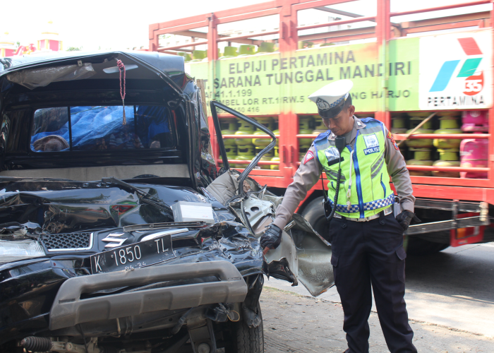 RINGSEK: Mobil Carry hitam mengangkut kelapa ringsek setelah terjadi tabrak depan belakang di Jalan Semarang-Purwodadi di Desa Ngeluk , Kecamatan Penawangan pada Selasa (3/10).