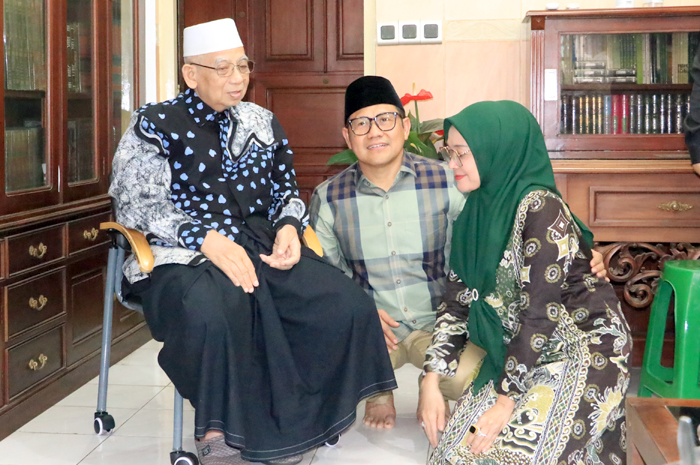SOWAN KIAI KUDUS: Cak Imin (tengah) berbincang dengan KH. Ulil Albab kemarin.