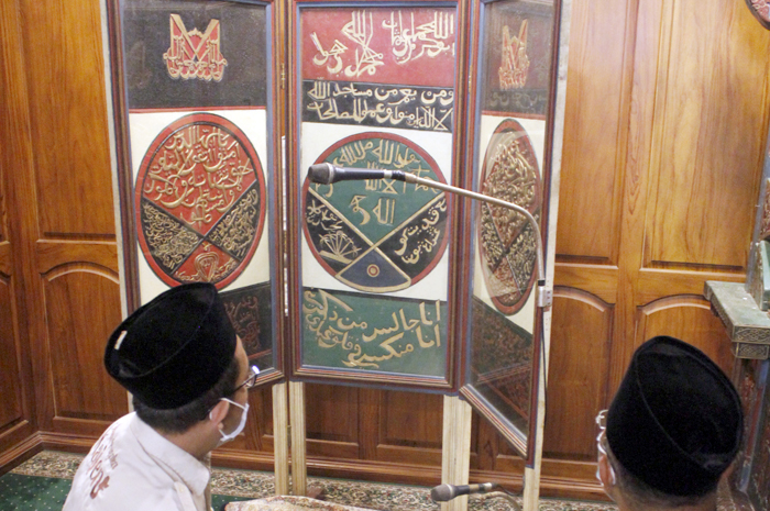 BERSEJARAH: Pengunjung bersama tim Jelajah Pusaka Kajen melihat peninggalan Syekh Ahmad Mutamakkin di Masjid Jami&rsquo; Kajen baru-baru ini.