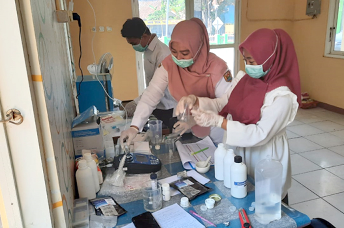 Petugas kesehatan sedang mengambil sampel secara acak&nbsp;terhadap air minum rumah tangga yang dikonsumsi masyarakat Grobogan.