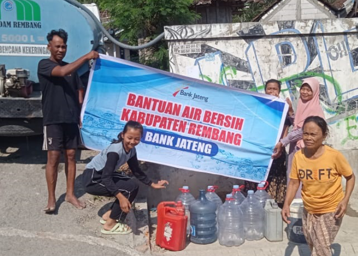 PEDULI: Penyaluran air bersih dari CSR Bank Jateng kerja sama dengan PDAM Rembang untuk disalurkan kepada warga terdampak kekeringan di Rembang.