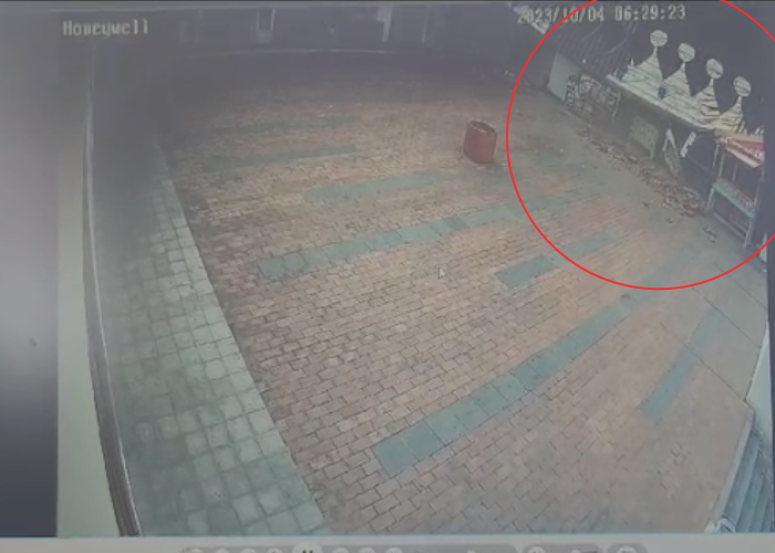TEREKAM CCTV:  Detik-detik ambruknya teras bangunan di komplek Pasar Kreatif Lasem pada Rabu (4/10) pagi terekam Closed Circuit Television (CCTV).