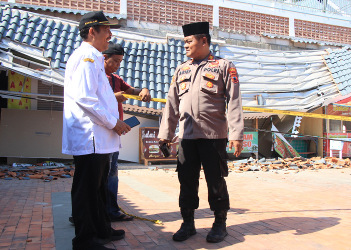 CEK TKP: Kepala Dinas Perdagangan Koperasi Dan UKM Kabupaten Rembang, M. Mahfudz bersama pihak kepolisian mengecek ambruknya teras bangunan di Pasar Kreatif Lasem pada Rabu (4/10) pagi.