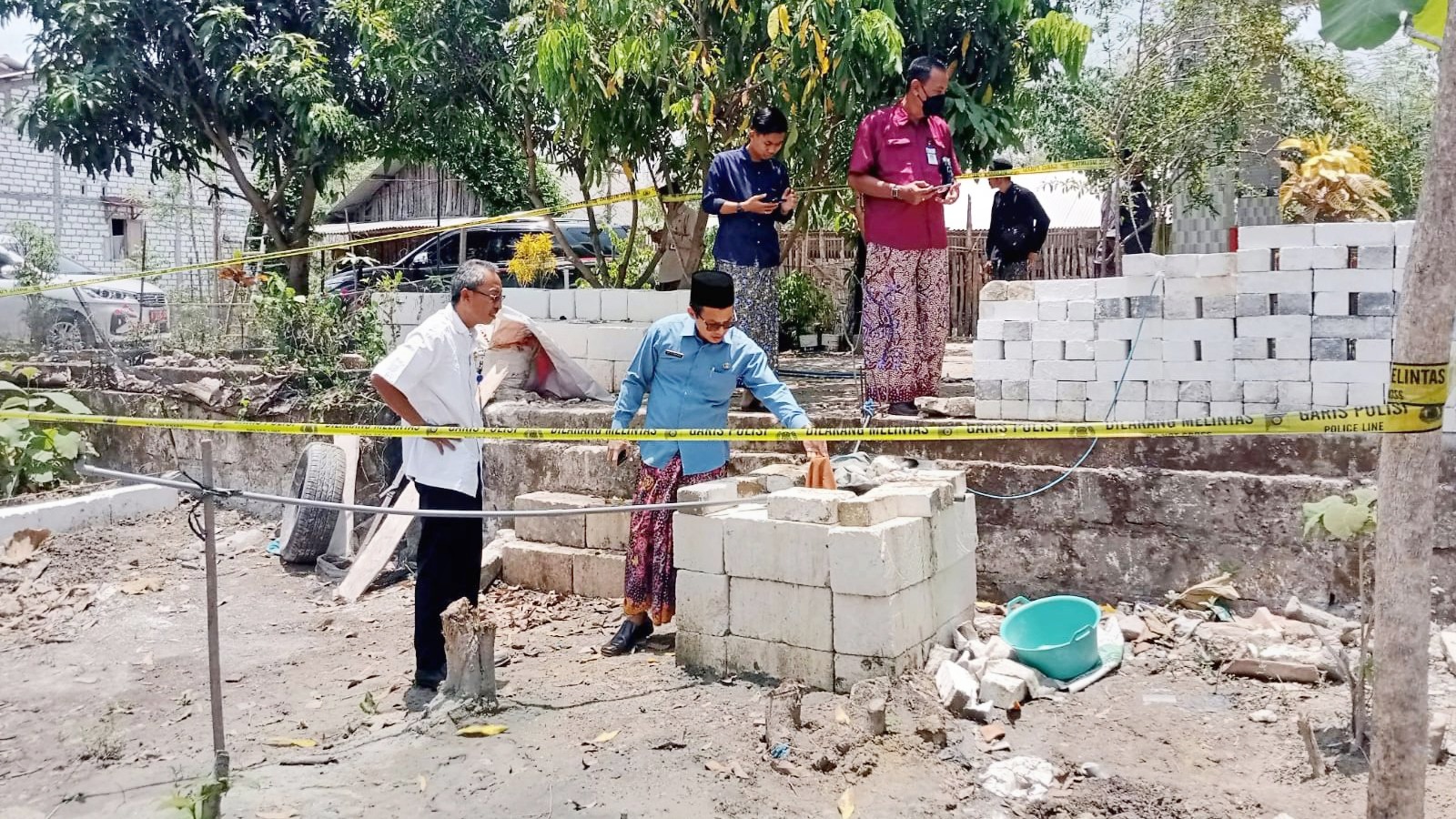 CEK LOKASI: Pihak Dinas Lingkungan Hidup (DLH) Rembang berada di sumur yang menyemburkan gas bumi pada Kamis (5/10).