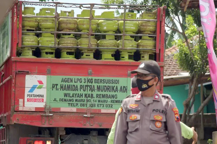 DISTRIBUSI: Salah satu truk milik agen di Kabupaten Rembang saat menyalurkan gas subsidi di Kecamatan Gunem beberapa waktu lalu.