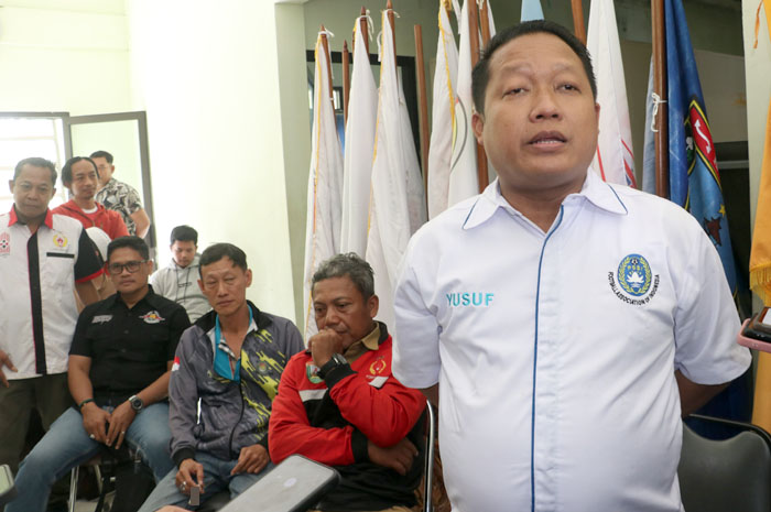CARUT MARUT: Yusuf memberi penjelasan saat pengurus Pengcab menggeruduk Gedung KONI.