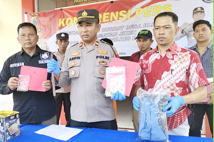 TEGAS: Kapolsek Jiken, Iptu Zaenul Arifin (tengah) saat menunjukkan alat bukti pencurian, Jumat (6/10).