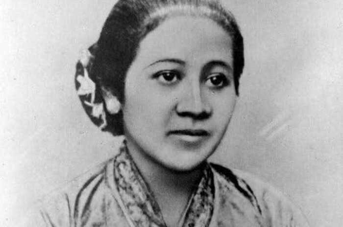 Raden Adjeng Kartini atau RA Kartini, pahlawan emansipasi wanita Indonesia asal Jepara.