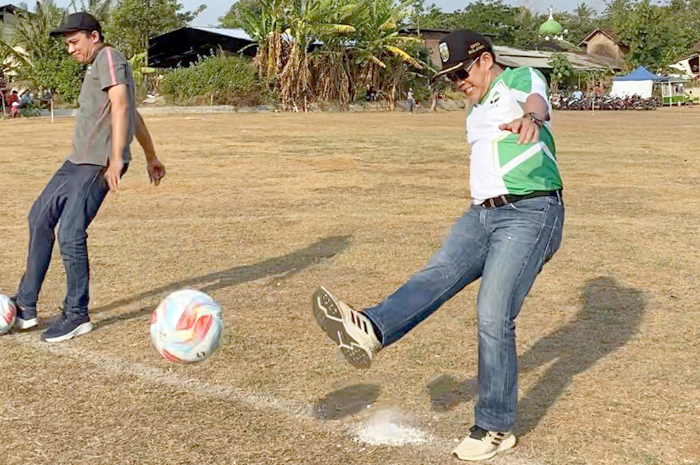 Ketua Komisi A DPRD Kabupaten Jepara, Agus Sutisna meresmikan pertandingan laga sepakbola se-Desa Kecapi dengan melakukan tendangan pertama.