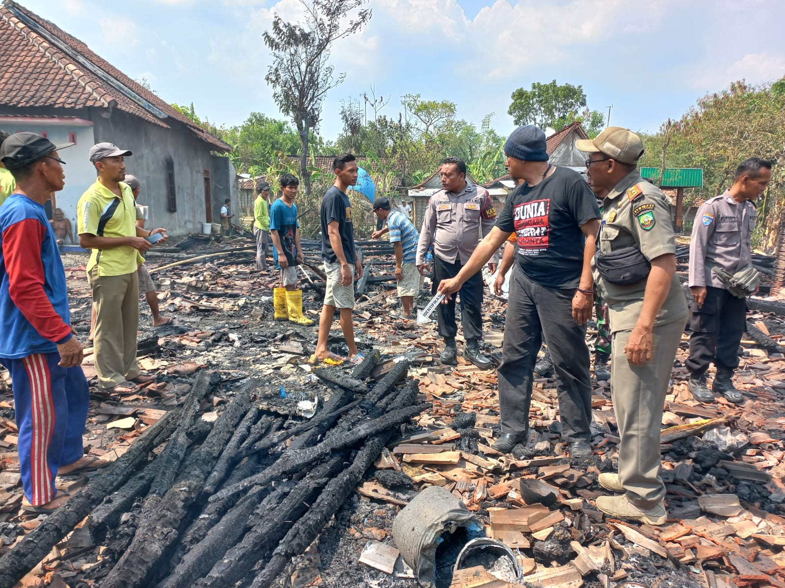 LUDES: Petugas saat meninjau lokasi kebakaran di Desa Talokwohmojo, Kecamatan Ngawen.