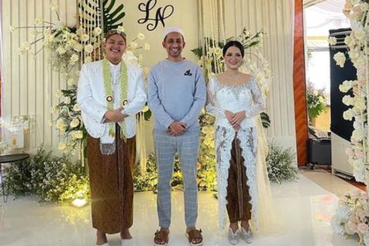 Habib Jafar diapit pengantin baru Nopek Novian dan Yulia Lorena.