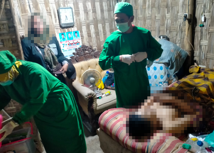 DIPERIKSA: Petugas kesehatan melakukan pengecekan terhadap jasad Y (40) yang ditemukan gantung diri di rumahnya di Desa Kabongan Lor, Kecamatan Rembang pada Senin (9/10).