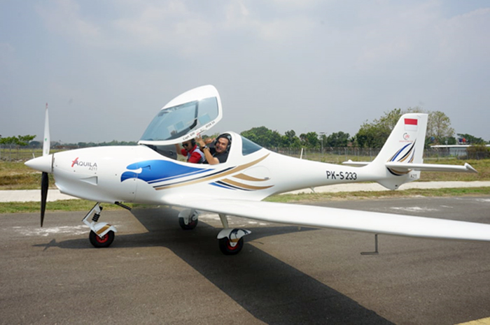 POTENSI AEROWISATA: Bupati Blora Arief Rohman naik pesawat di Bandara Ngloram. Setelah itu terbang mengelilingi Kecamatan Cepu kemarin.