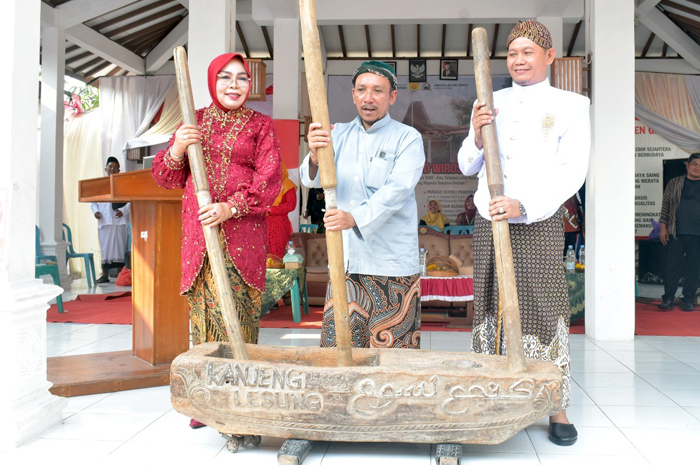 PUKUL LESUNG: Bupati Sri Sumarni bersama Kiai Rohib Sumowijoyo dan Camat Wirosari Kurnia Saniadi memukul lesung tanda dimulainya Kirab Grebeg Mulud di Kecamatan Wirosari.