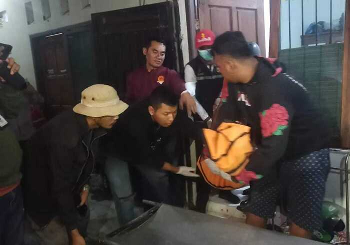 Evakuasi Mahasiswi Udinus Tewas Bunuh Diri di Kamar Kos Semarang R