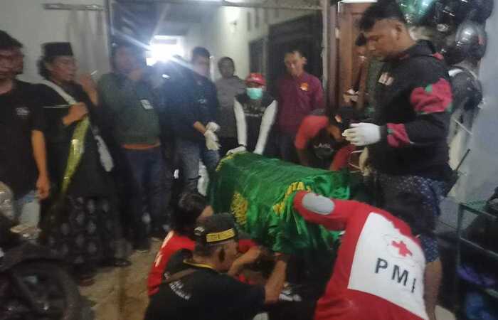 Evakuasi Mahasiswi Udinus Tewas Bunuh Diri di Kamar Kos Semarang