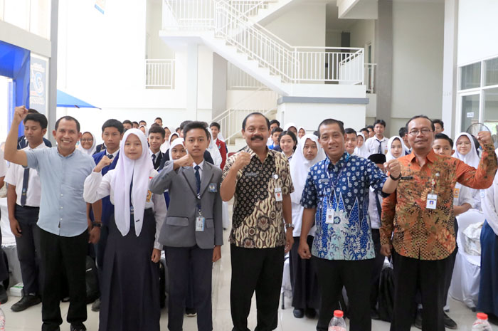 TINGKATKAN SDM: Kepala Disdikpora Kudus Harjuna Widada, Direktur Jawa Pos Radar Kudus Baehaqi, Kabid Kepemudaan Iswahyudi, dan KetuaPGRI Ahadi Setiawan serta para siswa peserta LDK.