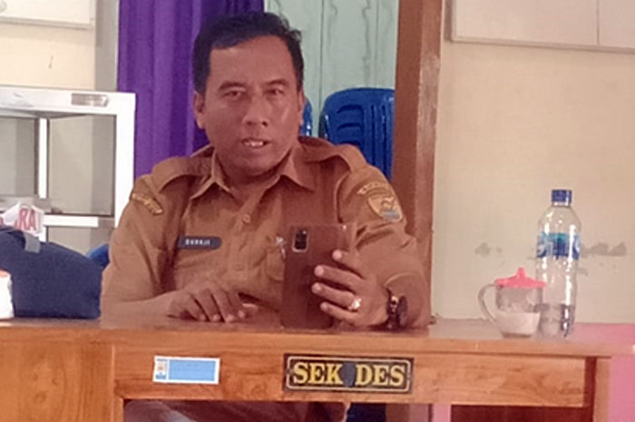 MASIH KERJA: Sekdes Desa Asemrudung Suraji masih tetap berangkat kerja di balai Desa setempat karena surat pemecatanya cacat hukum dan menunggu keputusan dari APIP Setda Grobogan, Kamis (12/10).