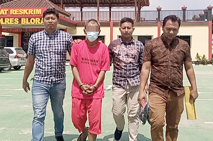 TERTUNDUK: Pelaku saat diglendeng anggota Polres Blora, Jumat (13/10).