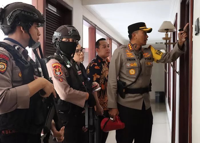 Kapolresta Solo Kombes Pol Iwan Saktiadi saat berupaya mengamankan pelaku penusukan wanita di salah satu hotel di Solo