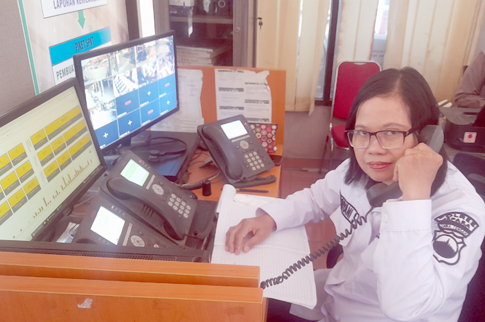 ON CALL: Operator Call Center Disabilitas Indriyani Setyaningrum menerima telepon di ruang SPKT Polres Jepara kemarin.