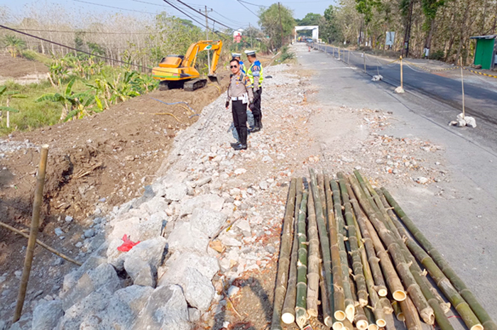 LONGSOR: Jalan Raya Purwodadi-Blora tepatnya di Desa Dapurno Kecamatan Wirosari longsor akibatkan kemacetan.
