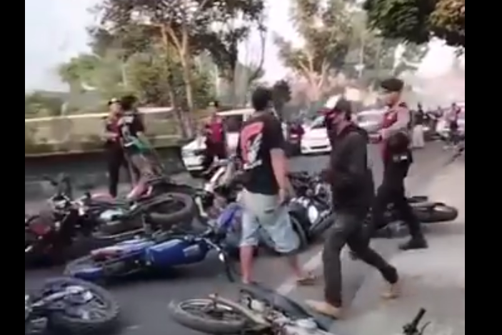 Tangkapan layar Bentrok massa di Jalan Raya Magelang-Jogja tepatnya di Muntilan, Kabupaten Magelang hari ini, Minggu, (15/10).