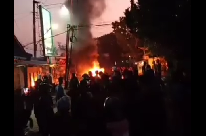 Massa bakar motor, bentrok Muntilan, Kabupaten Magelang hari ini, Minggu, (15/10).