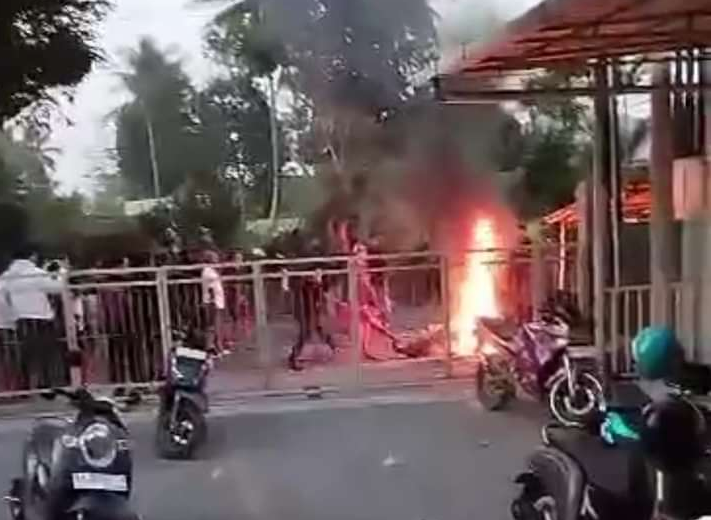 Bentrok massa di Jalan Raya Magelang-Jogja tepatnya di Muntilan, Kabupaten Magelang hari ini, Minggu, (15/10).