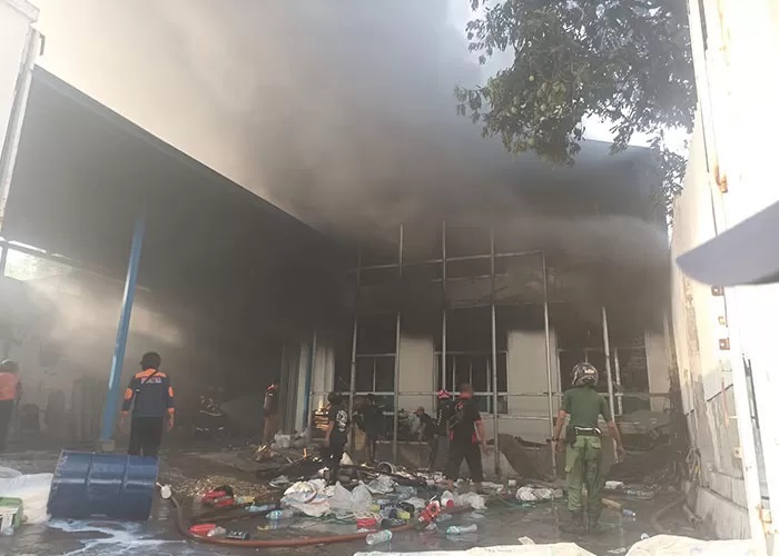 Tim dankar berupaya memadamkan api yang membakar gudang pabrik kain di Kaliwingko, Kelurahan Madegondo, Kecamatan Grogol, Sukoharjo, Senin (16/10).